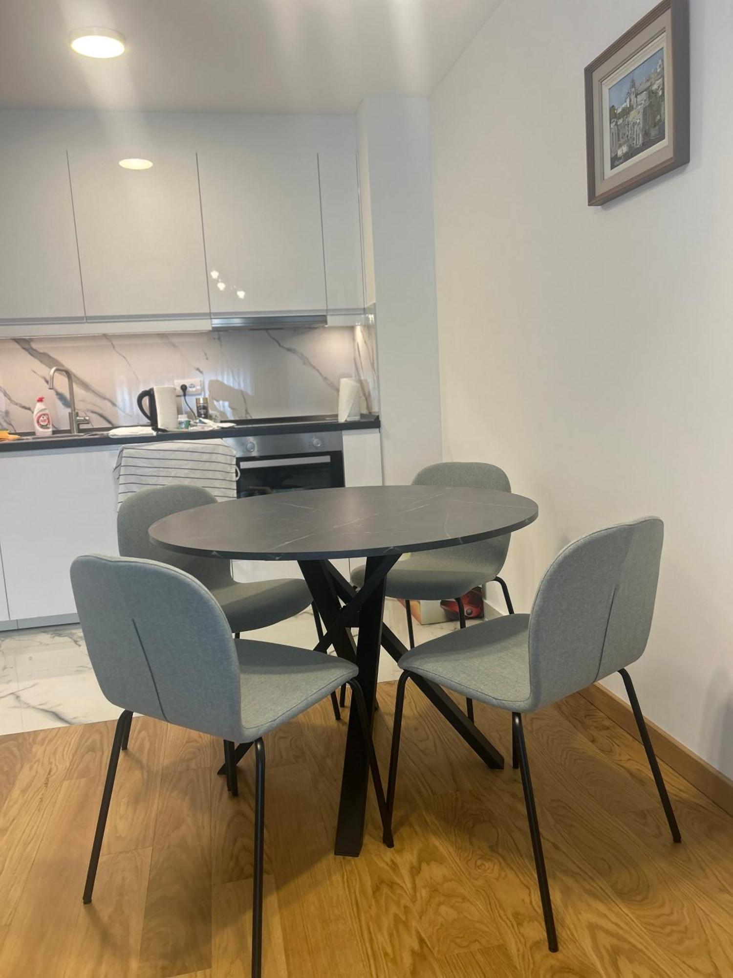 Luxurious 2 Bed Apt, Center *